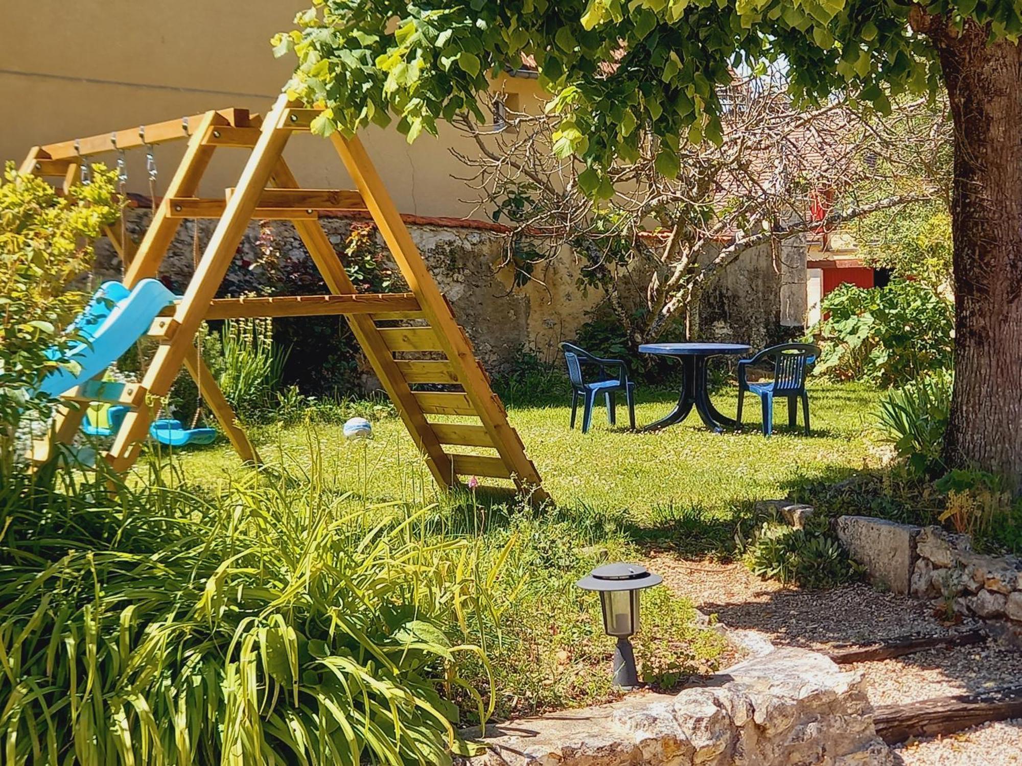 Au Pays De Jacquou : Chambre D'Hotes Et Table D'Hotes Fossemagne Екстериор снимка